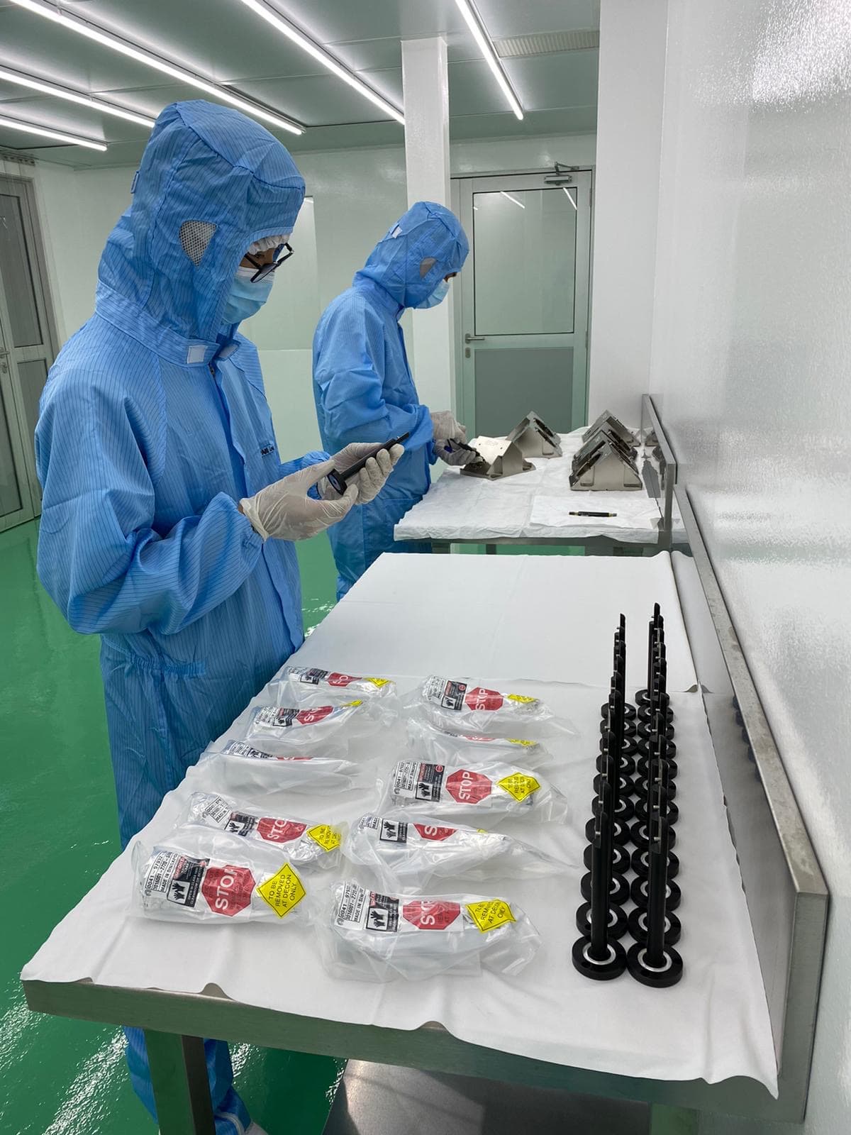 Cleanroom assembly and testing in ISO Class 6–8 cleanroom environment